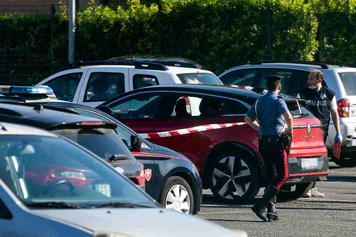 Carabiniere, 45 anni, dimentica la figlia in auto