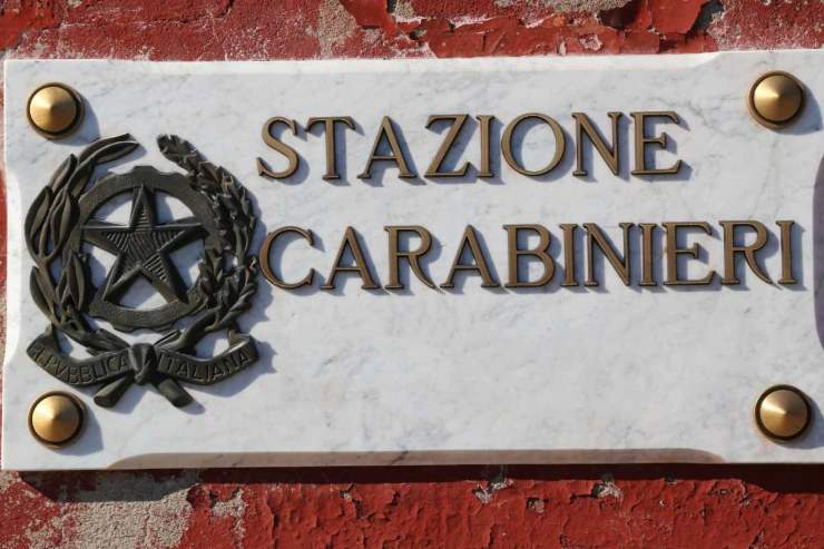 Carabiniere, 45 anni, dimentica la figlia in auto
