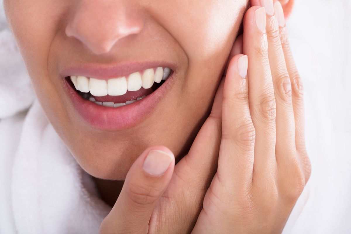 donna mal di denti fastidio