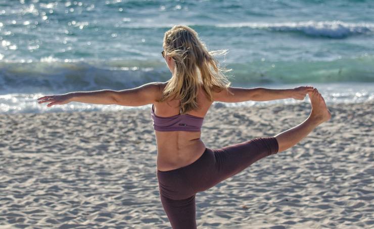 Yoga in spaggia: come farlo