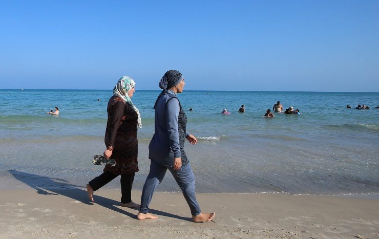 Bagno vestiti in spiaggia