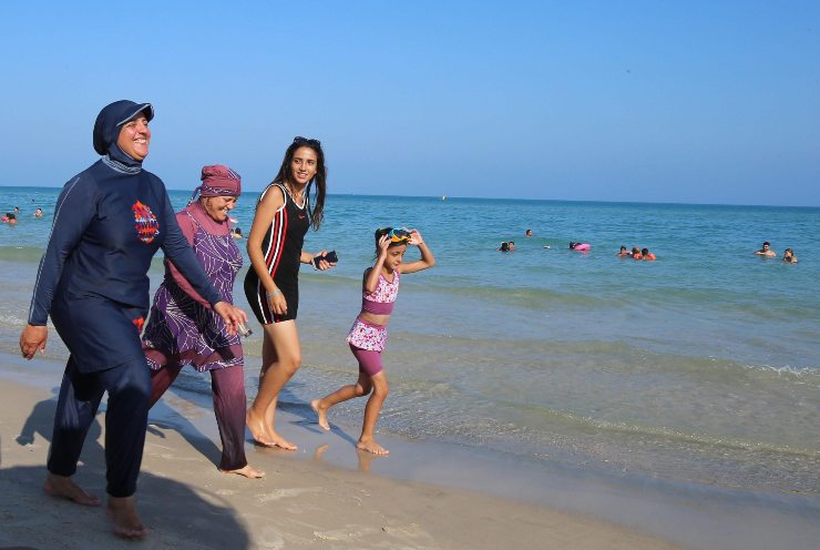 Bagno vestiti in spiaggia