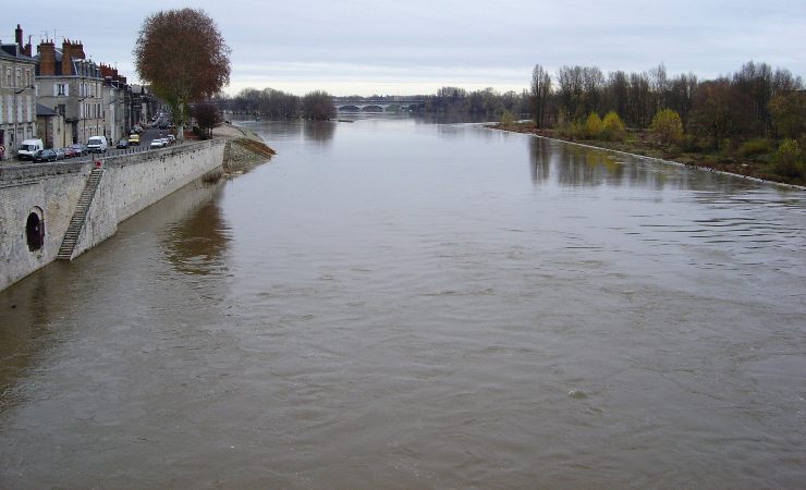 Trascorre 30 minuti sott'acqua e si salva