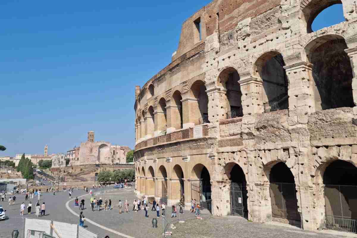 Il Colosseo, sfregiato per tre volte