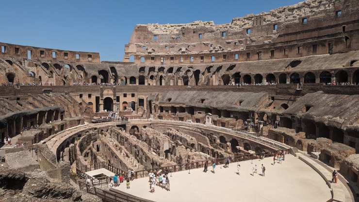 I turisti all'attacco del Colosseo