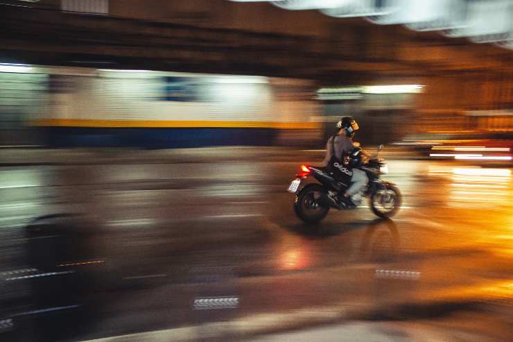 Guidare moto notte
