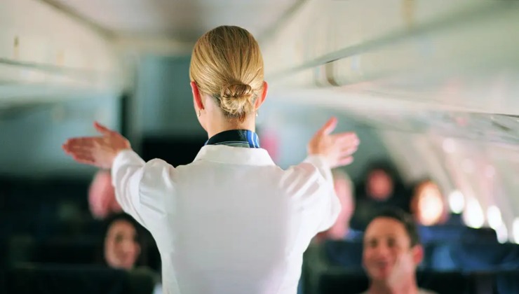 Perché le hostess salutano in volo?