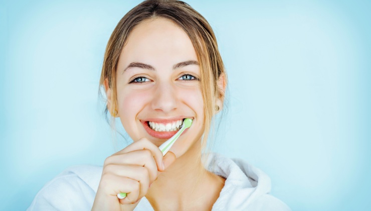 Lavare i denti senza spazzolino e dentifricio: ecco come puoi fare