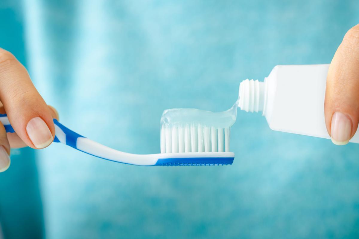 Pulire i denti: come farlo senza spazzolino e dentifricio