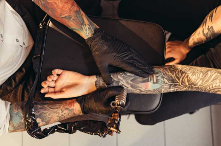 tatuatore che fa tatuaggio