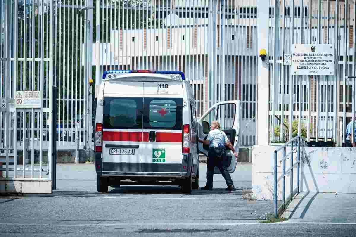 Un'ambulanza raggiunge il carcere di Torino