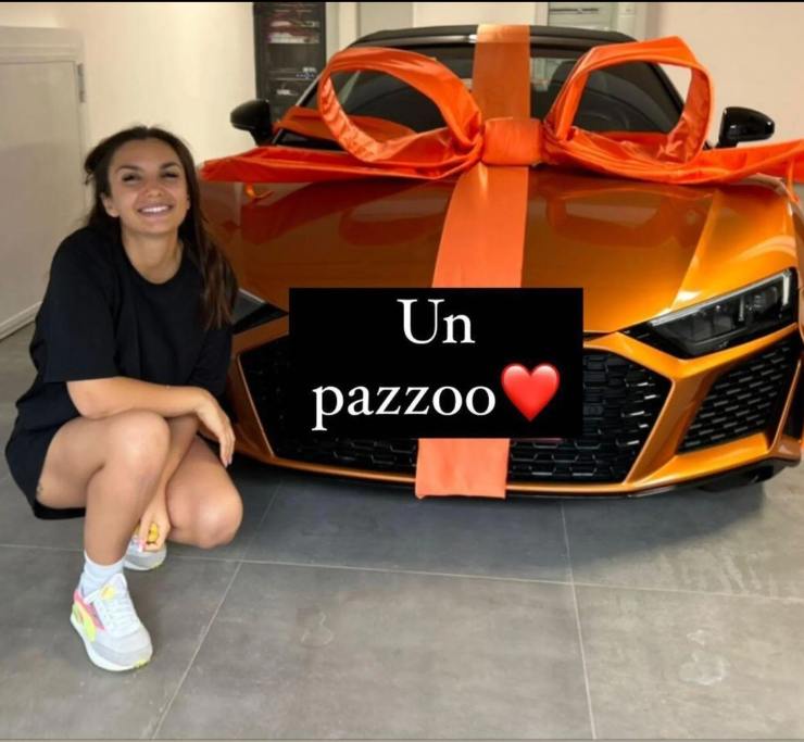 Elettra con la sua auto