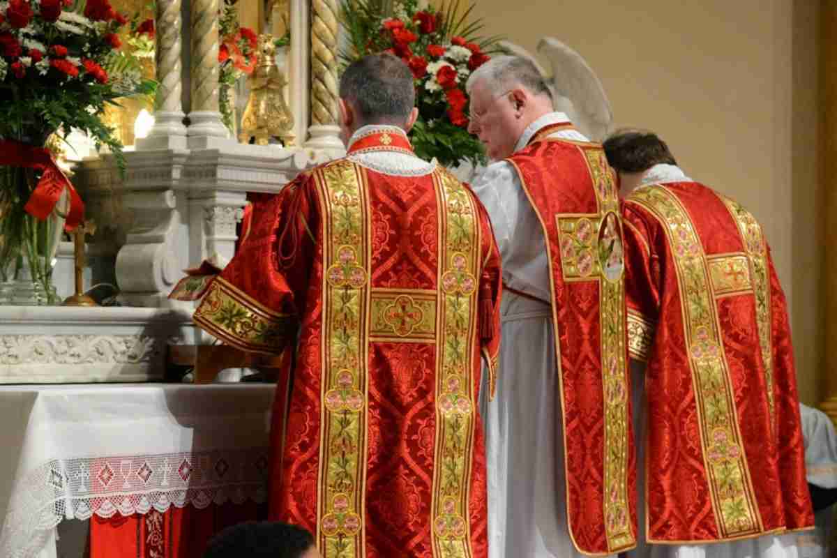 Messa in latino e altre cose antichissime: ecco il vescovo che cancella il Papa