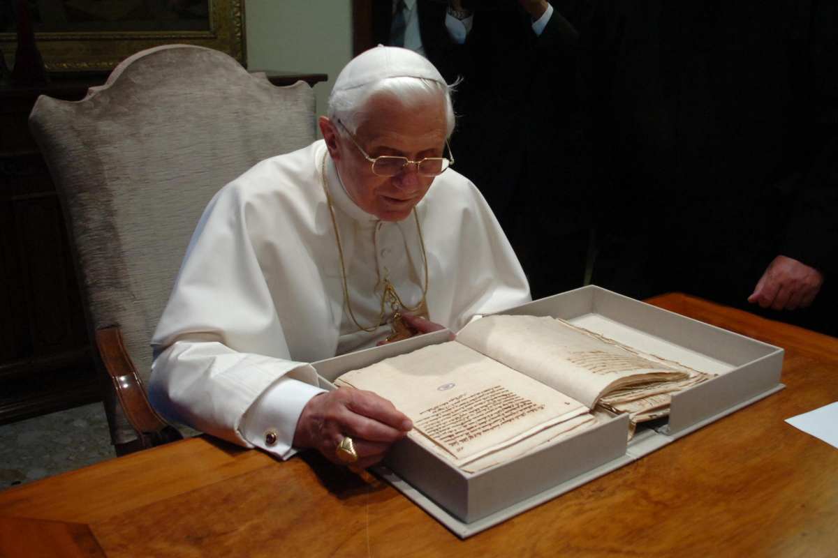 Messa in latino e altre cose antichissime: ecco il vescovo che cancella il Papa