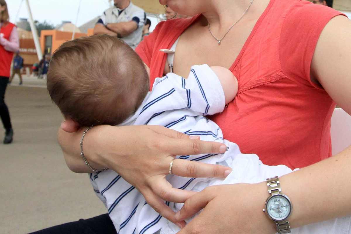 Mamma allatta il figlio, assistente di volo si oppone