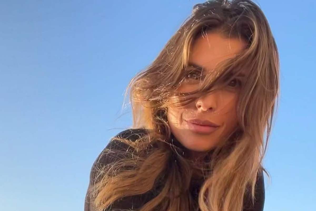 Elisabetta Canalis esagerata a letto dettaglio