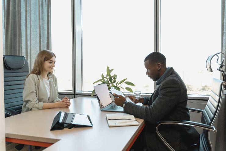 Come comportarsi con il datore di lavoro quando ci si sposa