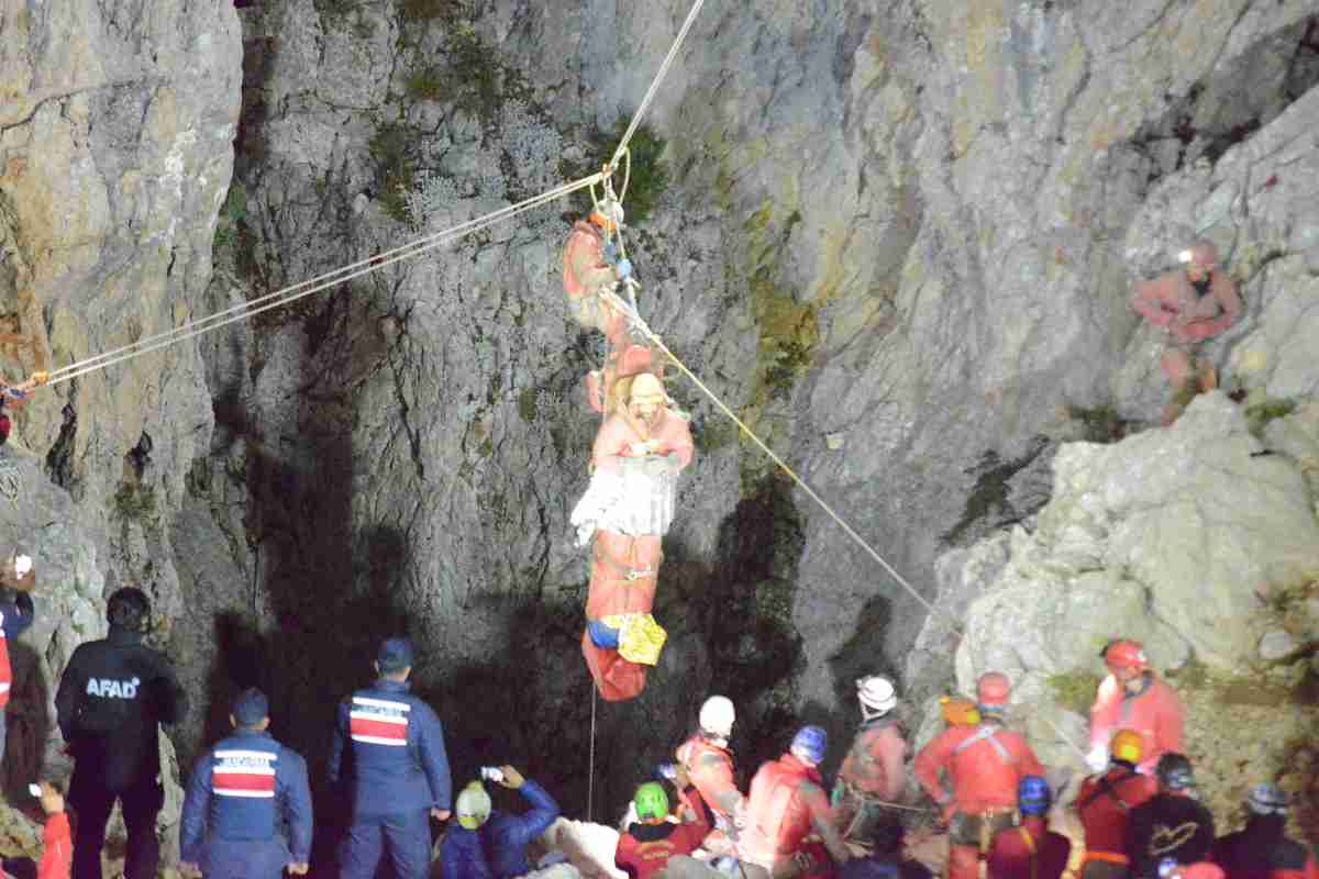 Un uomo è rimasto bloccato a mille metri in una grotta della Turchia