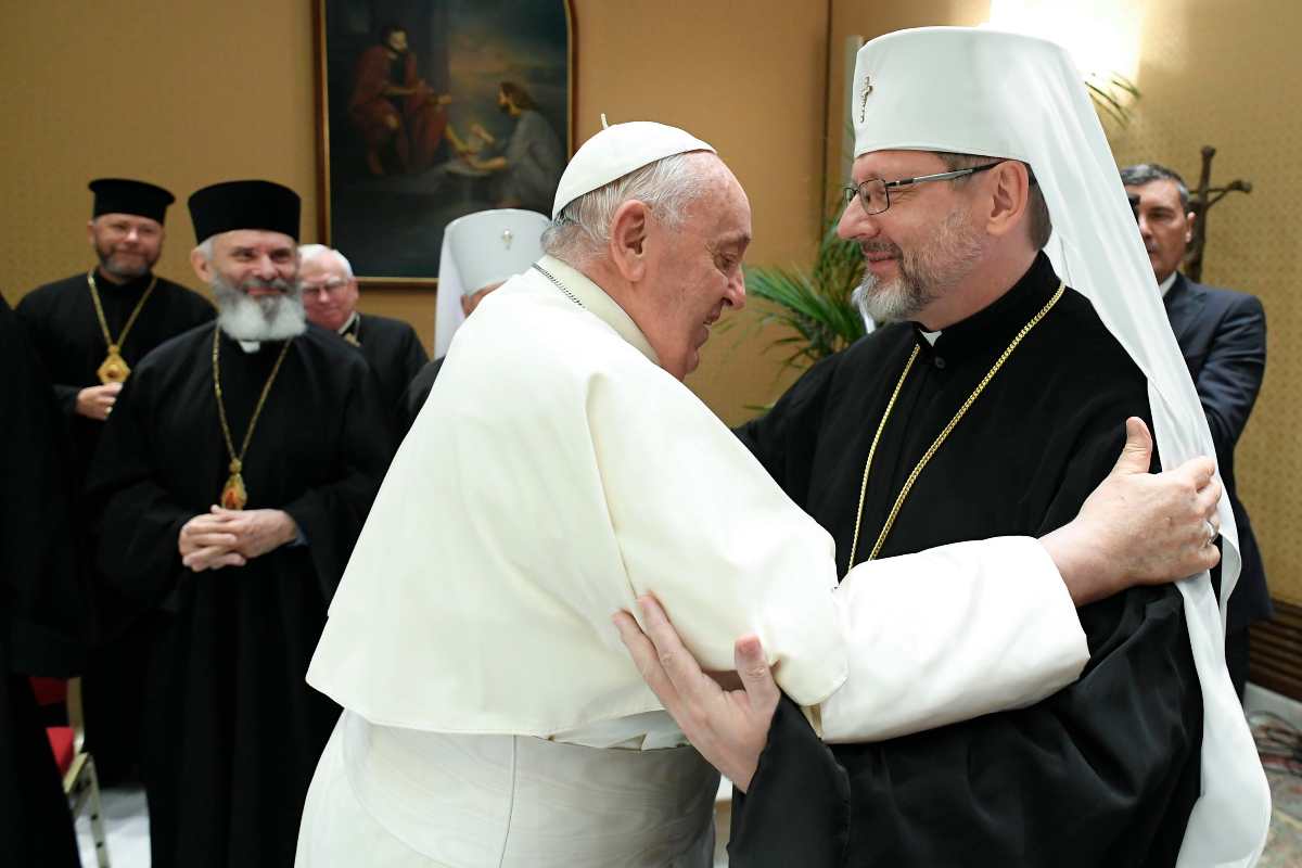 Kiev ha un problema con Papa Francesco e non lo vuole tra i piedi. Meglio continuare la guerra