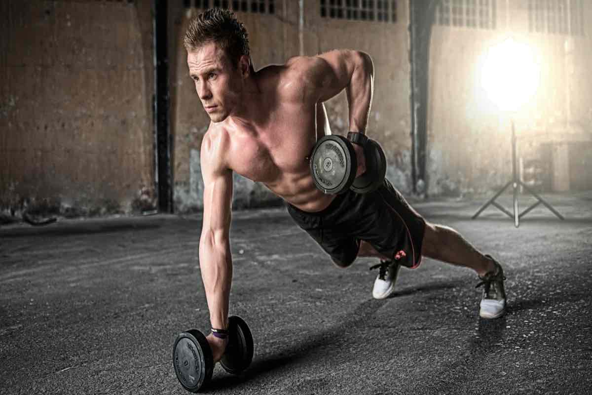 Uno sportivo percepisce un indolenzimento della muscolatura dopo l'allenamento