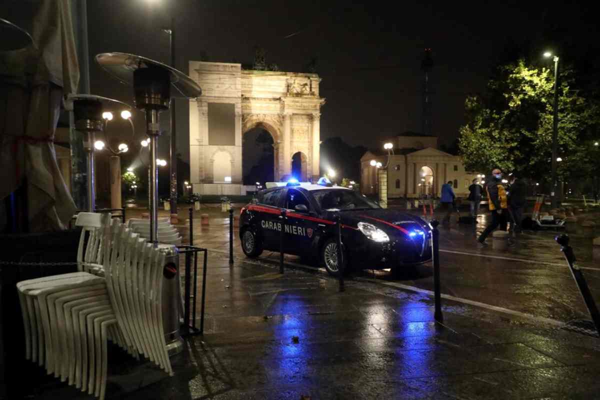 Notte a Milano, in due seguono Margherita