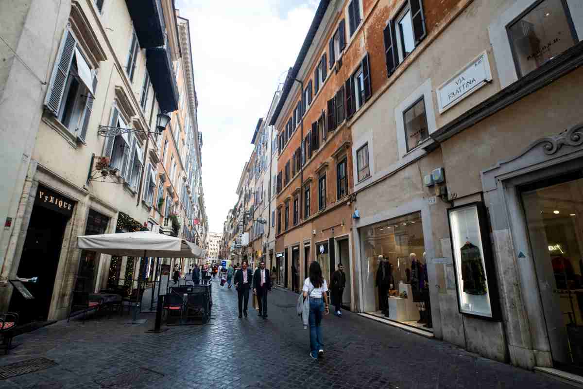 Via Frattina il cane cade dal balcone