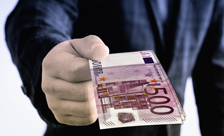 Aumenti tra 600 e 1900 euro lordi in busta paga