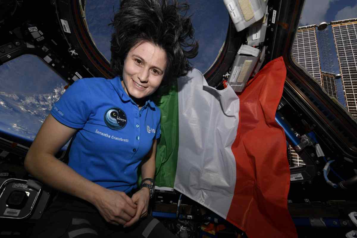 Samantha Cristoforetti nello spazio con la bandiera italiana