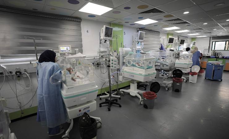 Donne partoriscono senza medico a Gaza