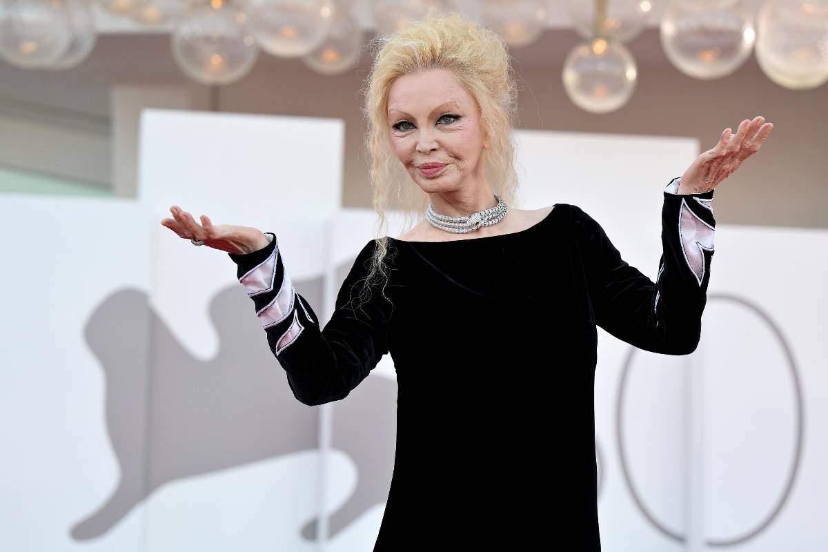 Patty Pravo, 75, dice che in certi ambienti è inevitabile finire drogati come scimmie