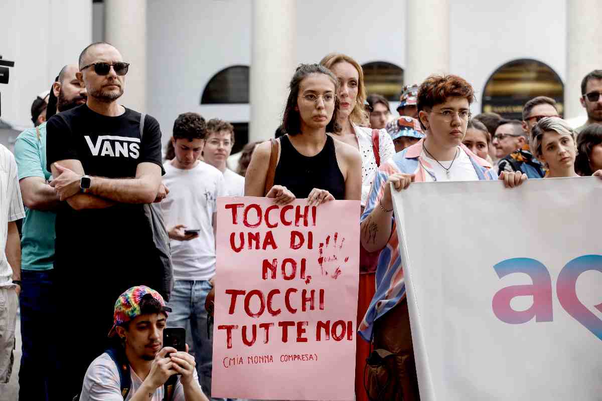 Polizia perde la pazienza con una trans e sette agenti finiscono a processo. Anche lei