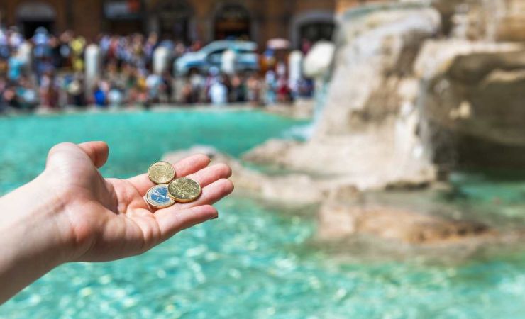 Dove finiscono le monete lanciate nella Fontana di Trevi