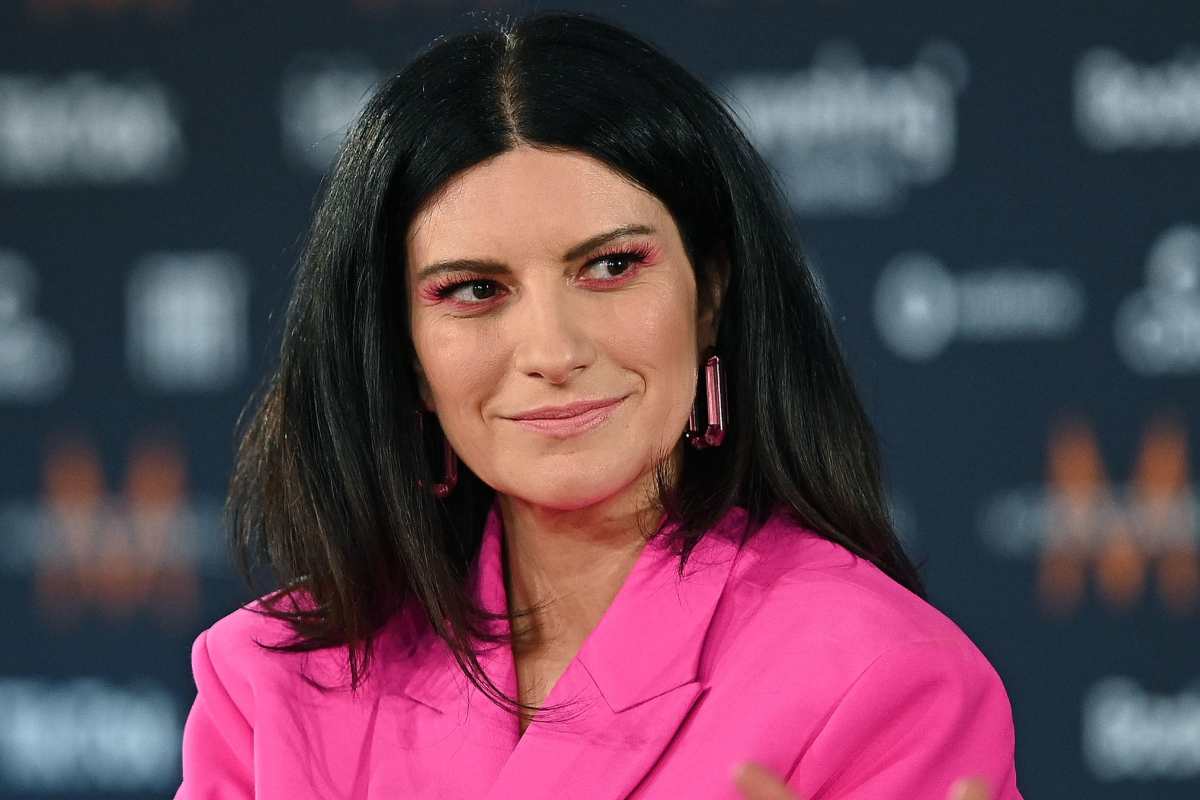 Laura Pausini è una cantante di successo ma la ricordi al suo debutto di  Sanremo? Diversissima da oggi - L'Intellettuale Dissidente