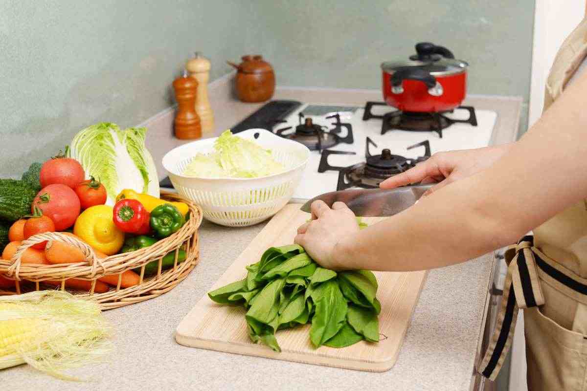 L'abitudine pericolosa che tutti hanno in cucina