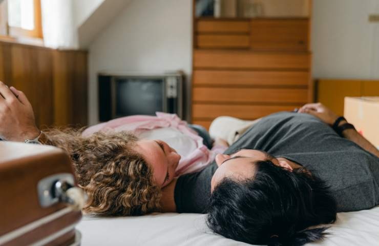 combatti l'insonnia dormendo col tuo partner