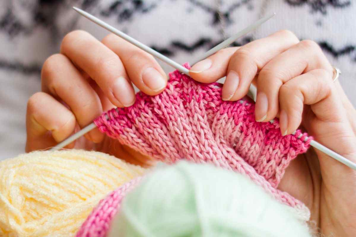 I benefici del lavoro a maglia per combattere lo stress