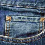 Il mini taschino sul davanti e i bottoncini in metallo dei jeans