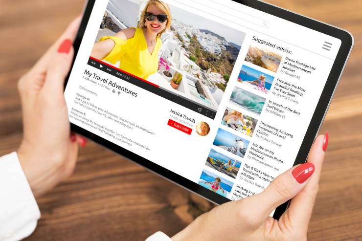 Ragazza che guarda video youtube cn il tablet