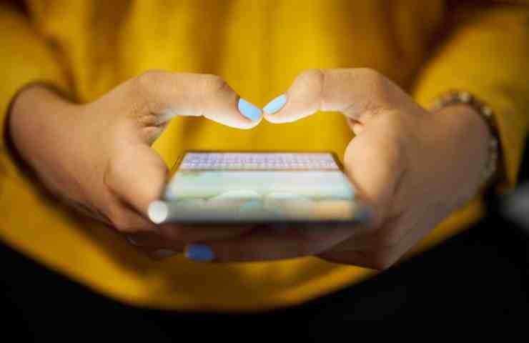 ragazza scrive messaggio su cellulare