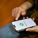 uomo usa whatsapp