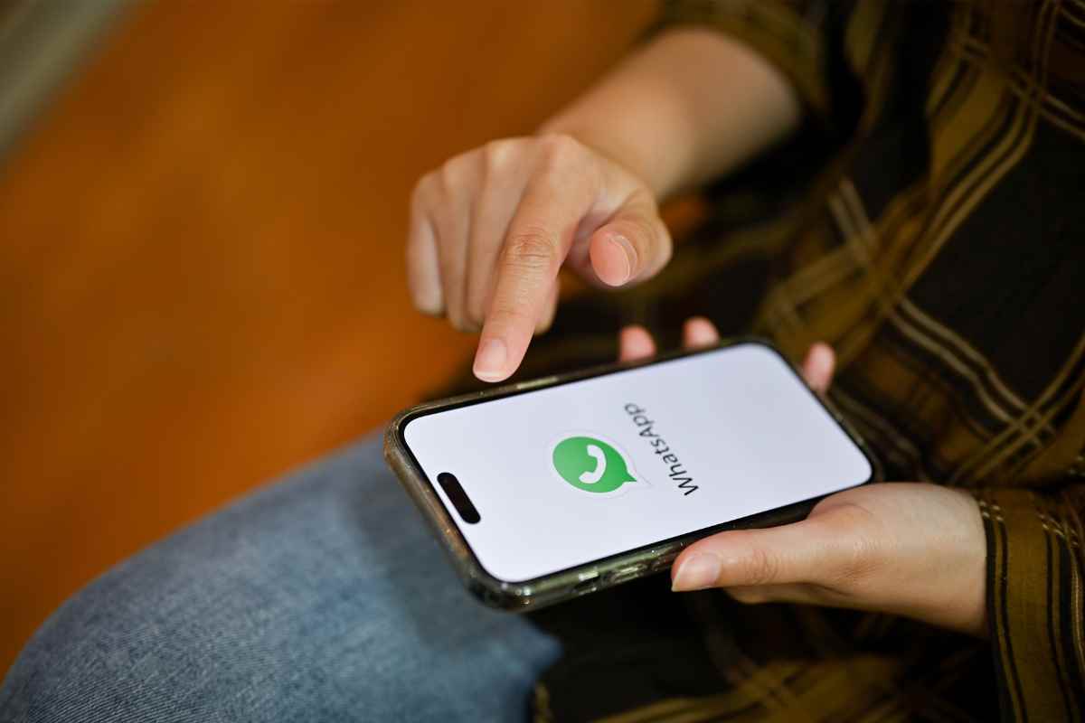 uomo usa whatsapp