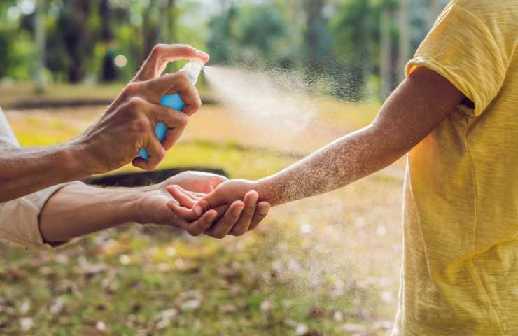 spruzzare spray a bambino