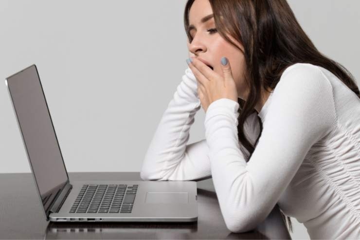 ragazza sbadiglia al pc