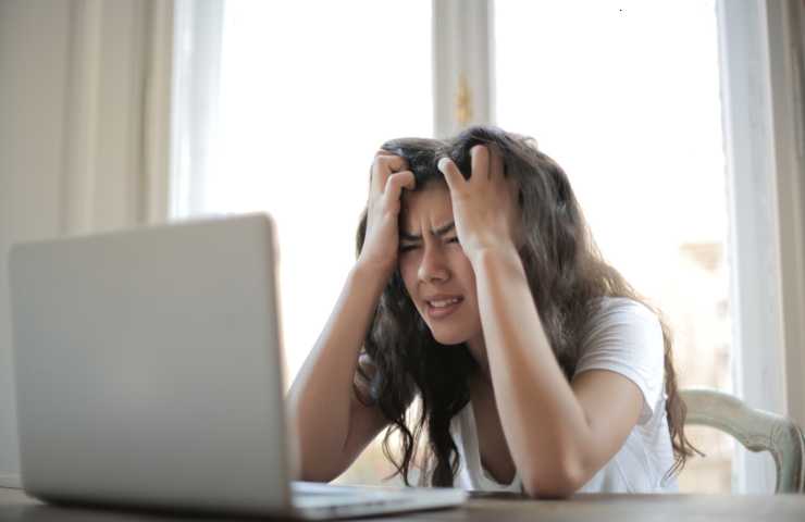 ragazza stressata al pc