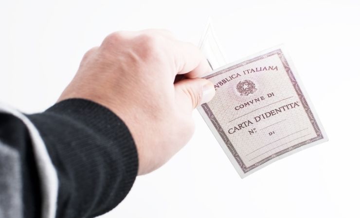 Uomo tiene in mano carta d'identità