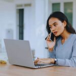 Ragazza preoccupata al telefono