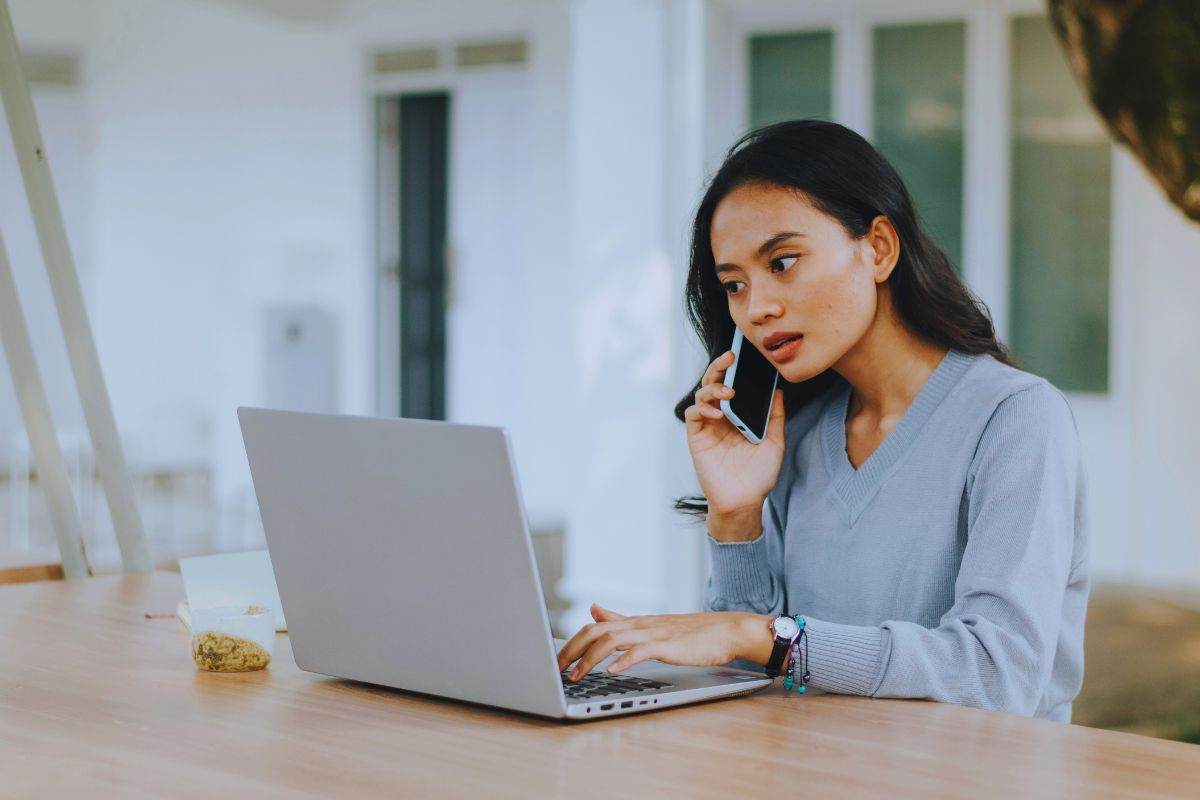 Ragazza preoccupata al telefono