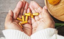 Persona con capsule gialle in mano