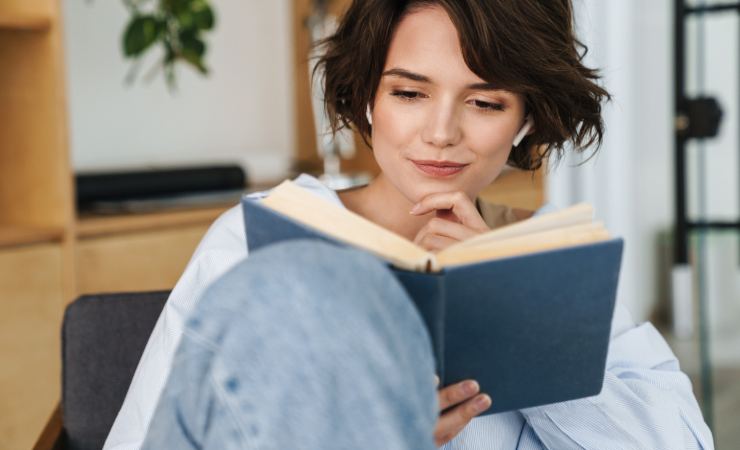 ragazza che legge un libro