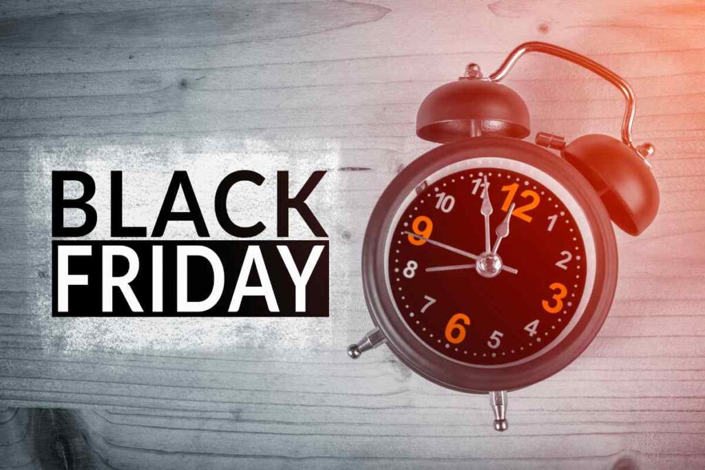 Scritta Black Friday e sveglia